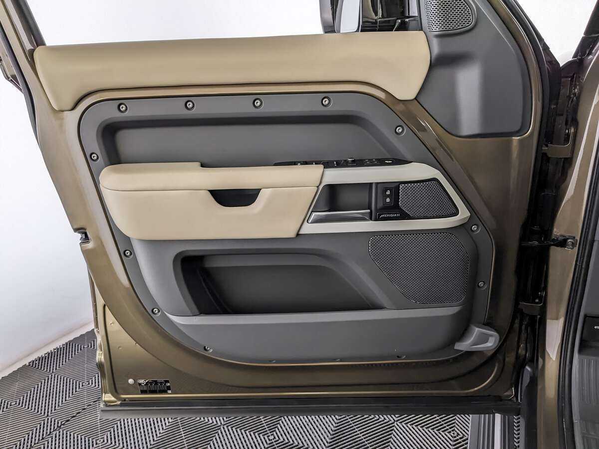 Купить Land Rover Defender 110, 2021, 75 671 км, фото №12