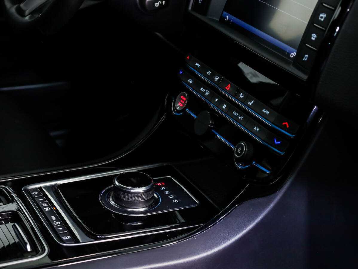 Купить Jaguar XE, 2017, 70 843 км, фото №17